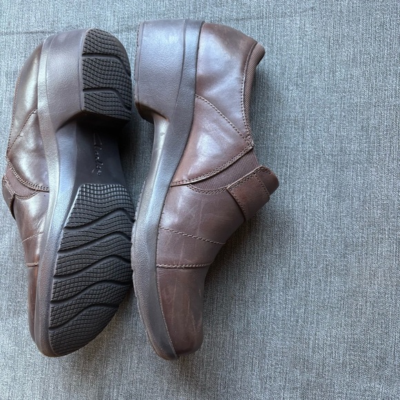 Clarks Womens size 9.5 M Angie Pearl‎ Cushioned Loafer Shoes Brown Slip On Heel - Picture 6 of 15